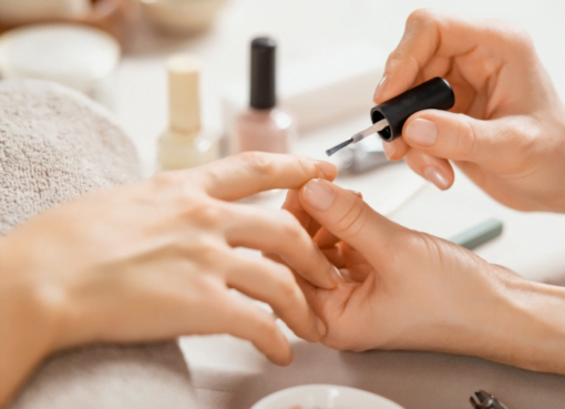 10 خطوات بسيطة من أجل العناية بالأظافر في المنزل للحصول على أظافر صحية وجميلة العناية بالأظافر