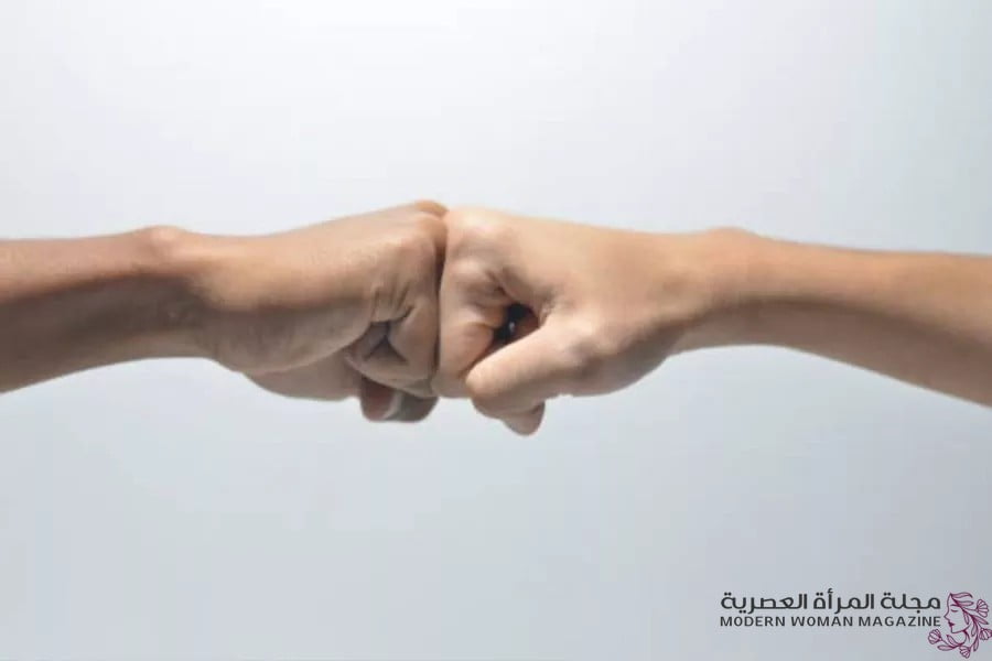 تفسير حلم ضرب شخص اعرفه